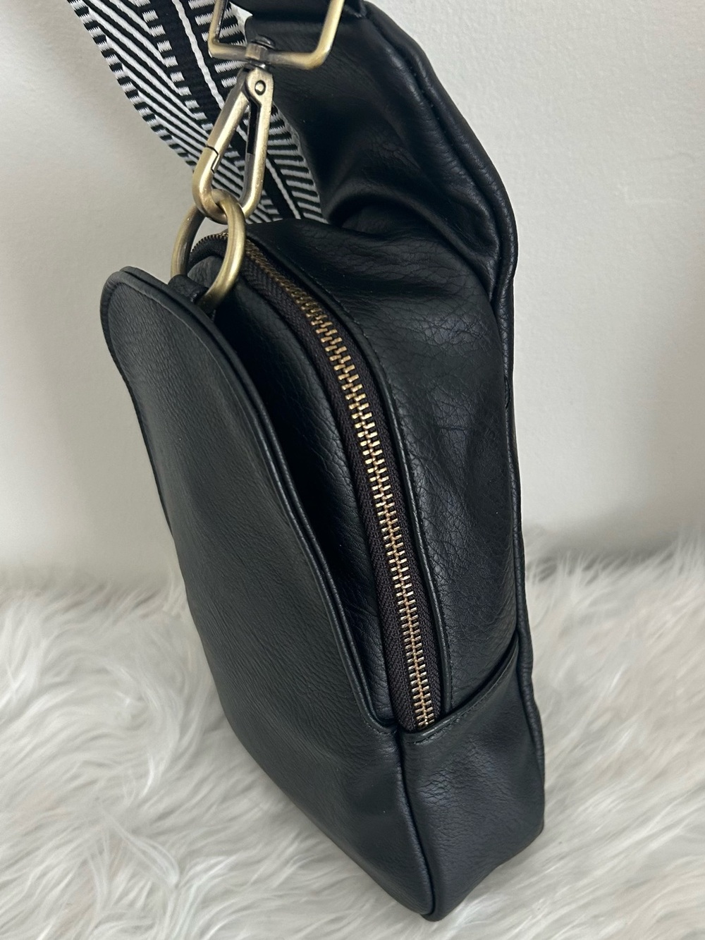 Urban Originals Black Vegan Leather Sling Backpack Crossbody Bag Guitar Strap - Picture 11 of 13
